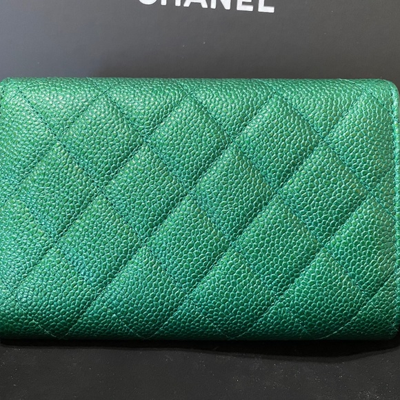 RARE Stunning Chanel 18s Caviar green large wallet - Picture 3 of 9